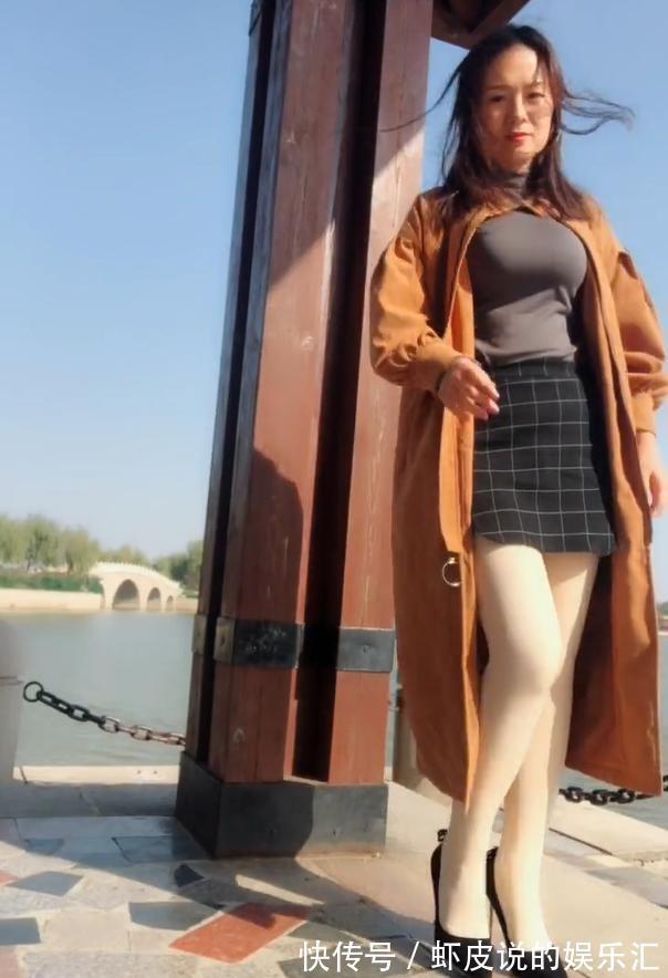 秋天 秋天的白色丝袜穿搭,给秋天带来了一抹亮色