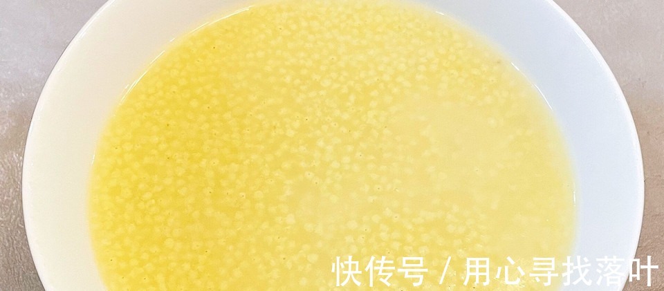 熬小米粥时，“最忌”直接下锅，多加1步，香甜好喝，米油浓稠！