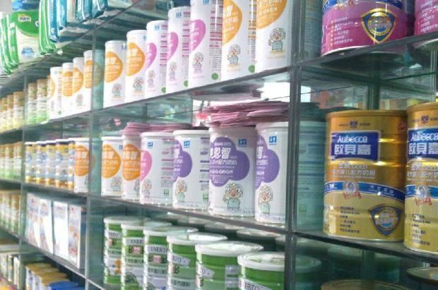 弟弟|双胞胎弟弟吃母乳,哥哥吃奶粉,5个月后差距明显,网友大呼心疼