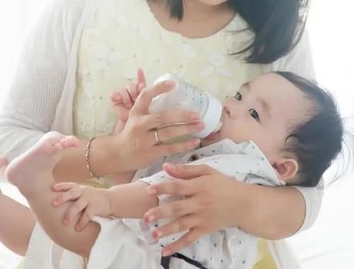 奶粉|同天出生的两个宝宝，一个喝母乳，一个喂奶粉，3个月后差距明显