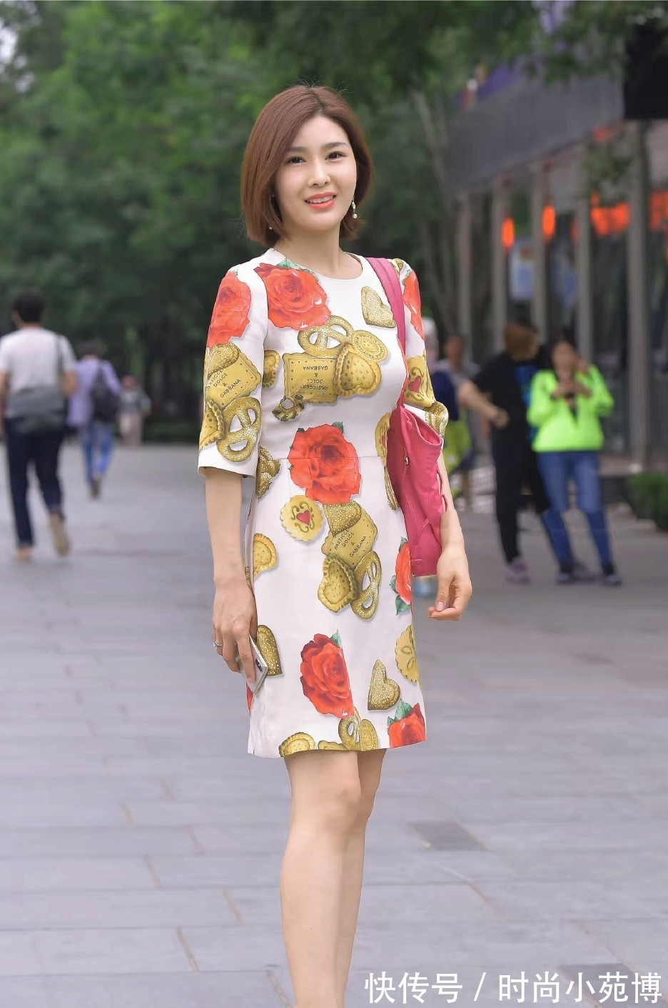 凸显 白色印花连衣裙搭配高跟凉鞋,一头齐肩短发凸显精致干练的气息