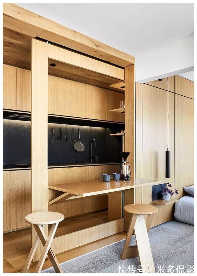 玄关|35㎡小公寓,用自行车做背景墙,躺在书柜上就能晒太阳,好惬意!