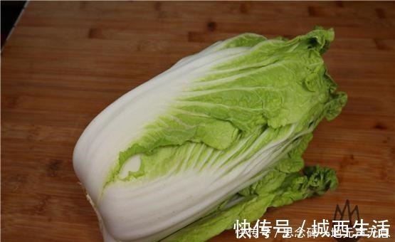 买大白菜时，挑白色的还是绿色的老菜农牢记这3招，不会买错