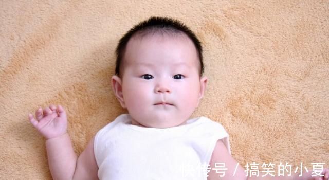 宝宝|奶奶给出生7天的孙子洗澡,发现不对劲,细心奶奶改变了宝宝一生