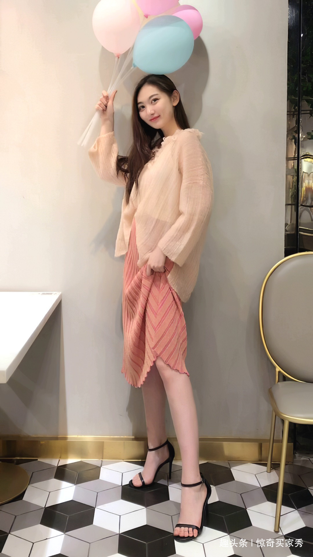 宽松 美女宽松上衣搭配粉色螺纹长裙,时髦又休闲,穿出飘逸优雅之美