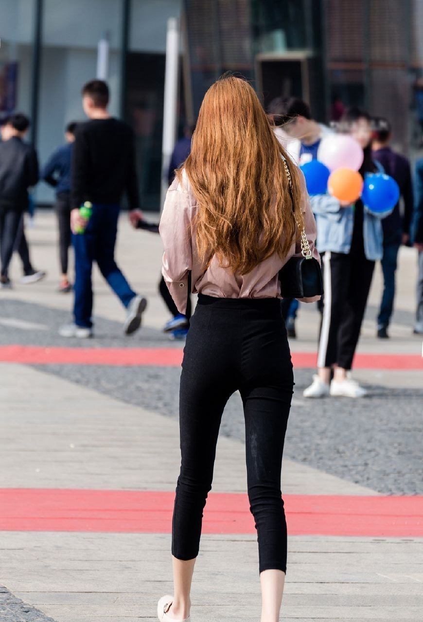 黑色|街拍:穿黑色紧身裤的小姐姐,留下倩丽的背影,扰乱了芳华!