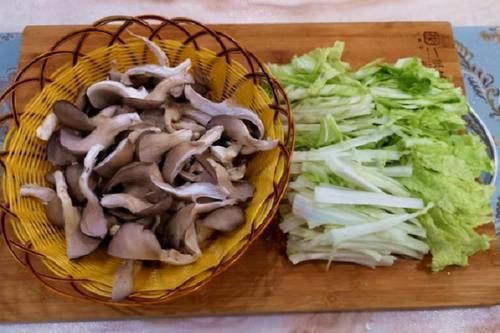  美食精选：白菜加蘑菇，年夜饭必备，男同胞吃了下酒，女人孩子吃了下饭！