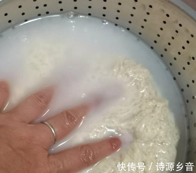 自制|这样制作凉皮，清水洗出面筋，蒸上就是凉皮，晒干就是粉皮干！
