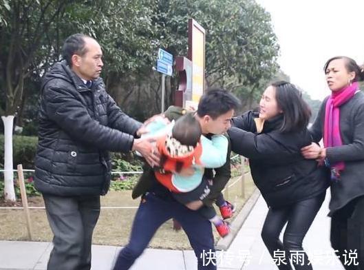 鬼舞步|坏人当众抢娃,反诬陷宝妈是人贩,妈妈的一个做法救了自己和孩子
