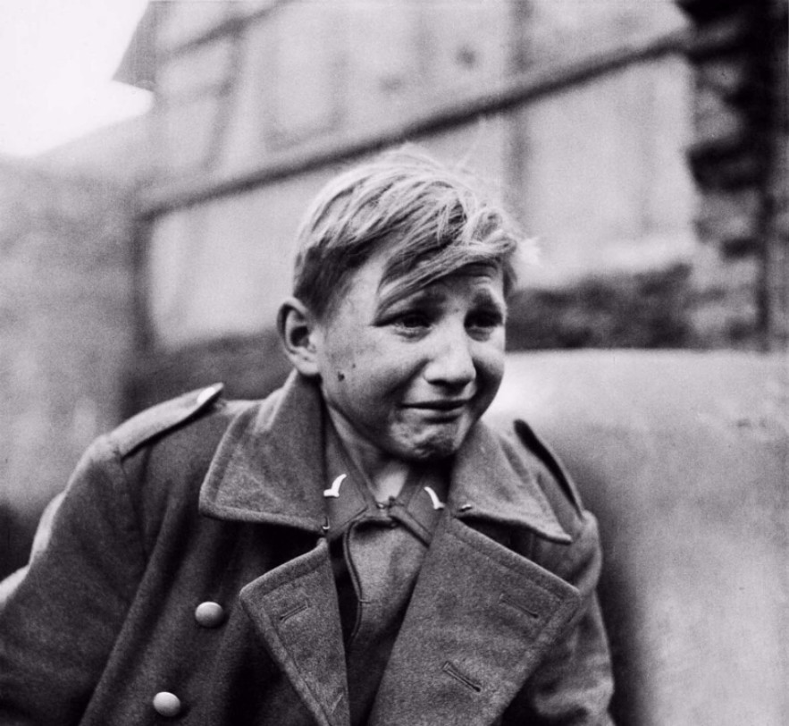 二战|二战16岁小德军被俘,美军少尉问其想怎么死,所回4个字让人心酸