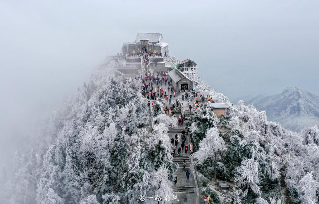 衡山|冬游湖南衡山祝融峰，白茫茫似仙境，原来寿比南山指的就是这里