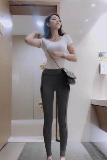 搭配|瑜伽裤搭配上衣，穿出了少女的青春气息！性感十足！！！