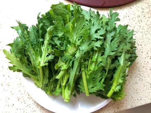 爸爸|爸爸拿手的茼蒿做法,5分钟做1盘,脆嫩清甜,家人抢着吃