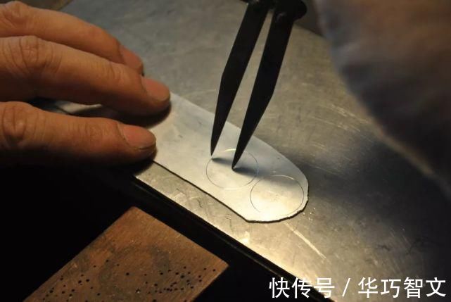 半球形 这件暗藏机关的项链,又变手链的可拆搭扣