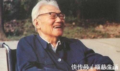 两个人&相濡以沫一生，直到爱妻离世，他才知其年龄，守着骨灰盒度过余生