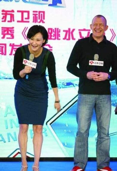 烤肉|51岁跳水皇后回农村烤肉!穿1000元羽绒服很低调,化妆前后差距大