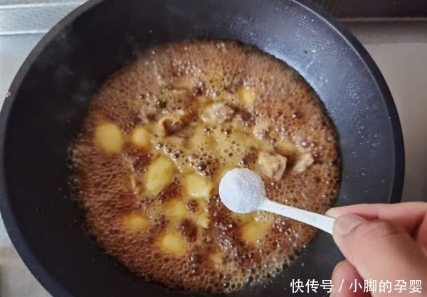 为啥排骨焯水后又腥又柴?听了厨师的一席话,才知道用错了水