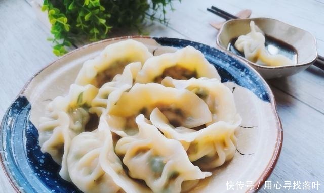 拌饺子馅的第一步是先放油或水,许多人在第一步就错了