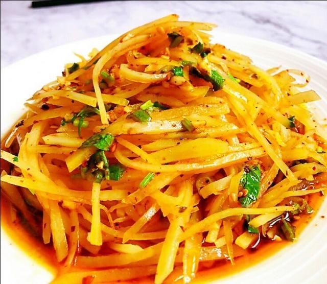 土豆丝的灵魂吃法,不炒不蒸不油炸,简单几步清凉一夏