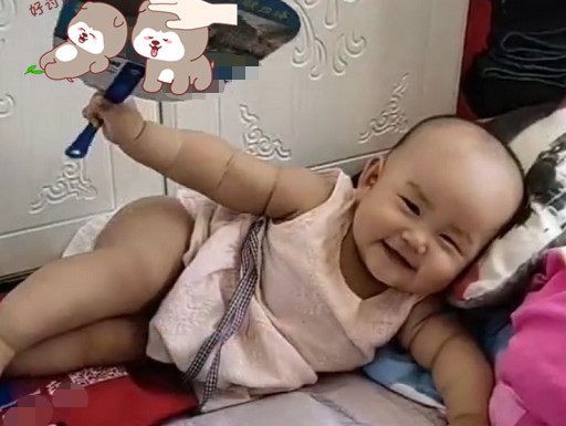 老大爷|萌娃躺床上享受“老大爷”般的生活,悠哉悠哉,小扇摇得逍遥自在