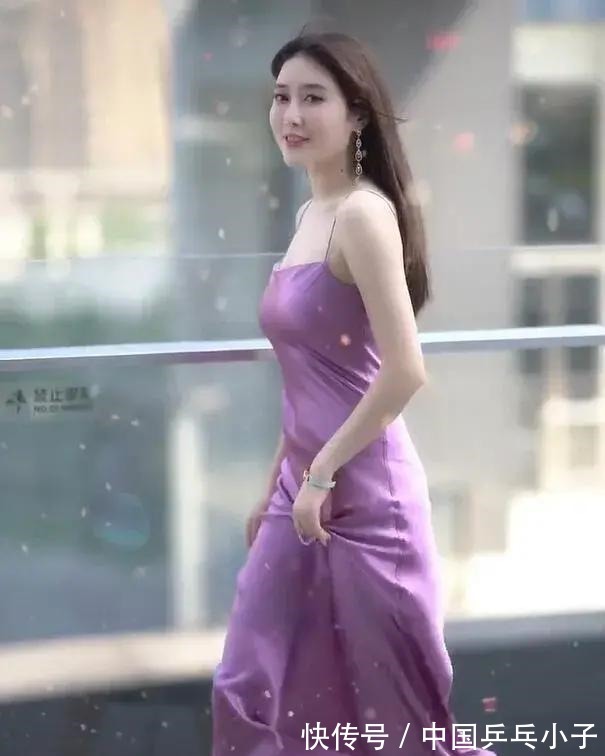真丝 “大胆”的小姐姐,竟然穿着粉色的真丝“睡衣”跑出门!