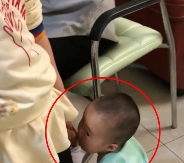 老二小|弟弟趁着姐姐看电视,站在姐姐旁偷吃鸡腿,姐姐一低头被萌到了