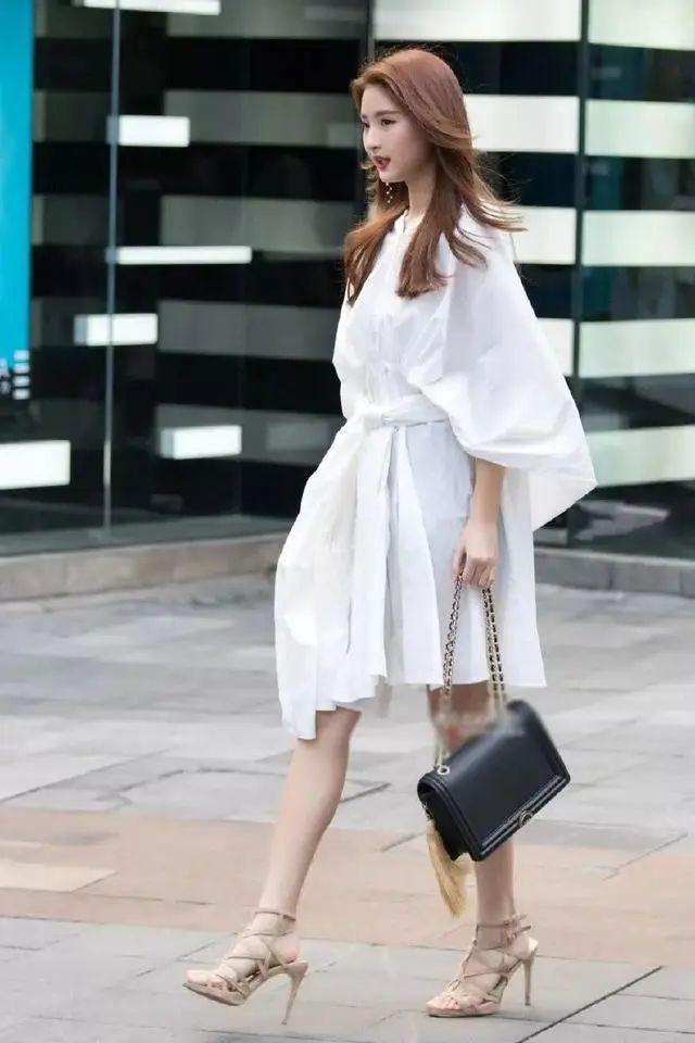 小姐姐|梳着简约马尾的小姐姐,身穿黑色连衣裙,看上去十分的优雅