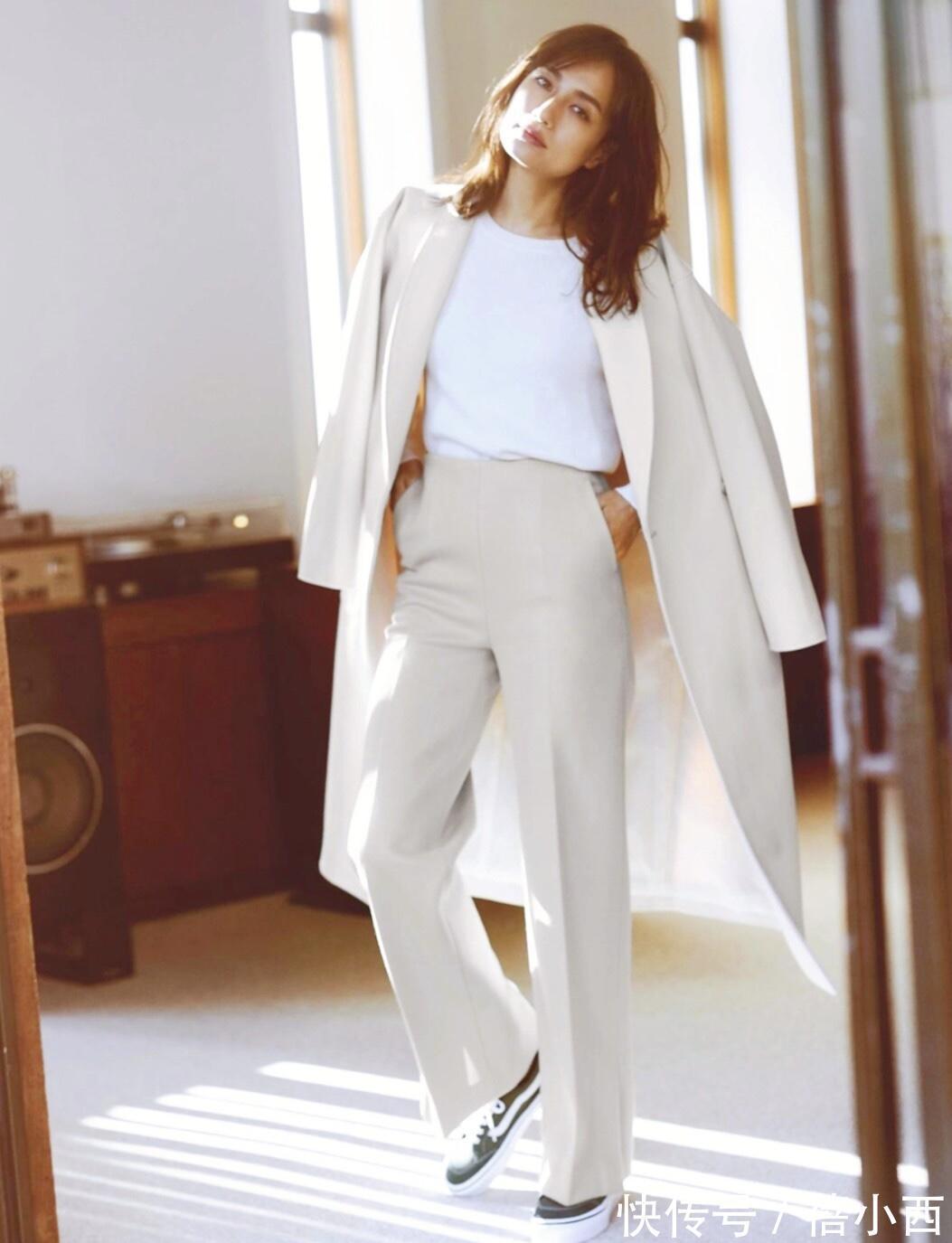 大衣 冬季穿衣要有“存在感”,大衣的搭配必不可少,时尚感手到擒来