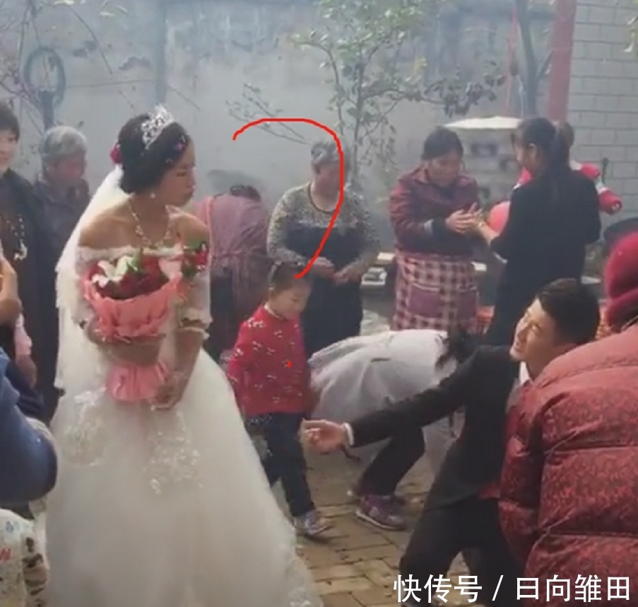 最尴尬婚礼现场来袭,新娘不愿朝公婆下跪行礼,却获得网友力挺