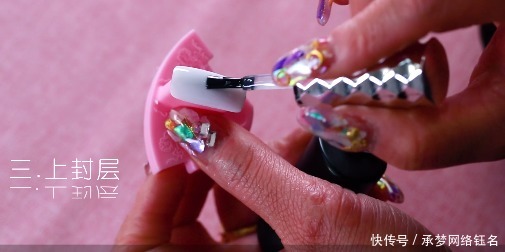 不容错过的丝绒格子美甲教程