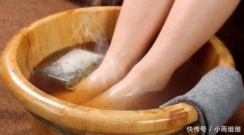 冬天用热水泡脚好处多多,但提示:2类人泡却是找病受