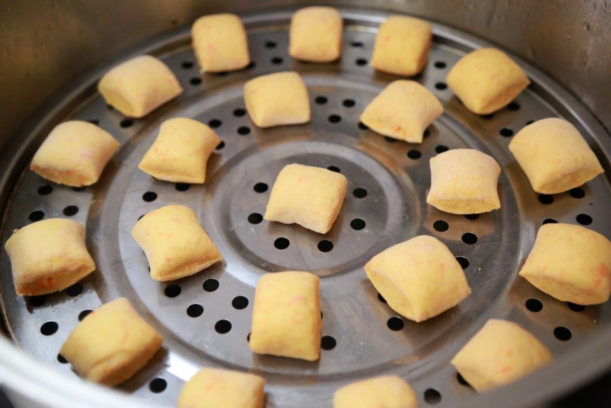 吃腻了白面馒头，试一试胡萝卜小馒头，孩子很喜欢，好吃又营养