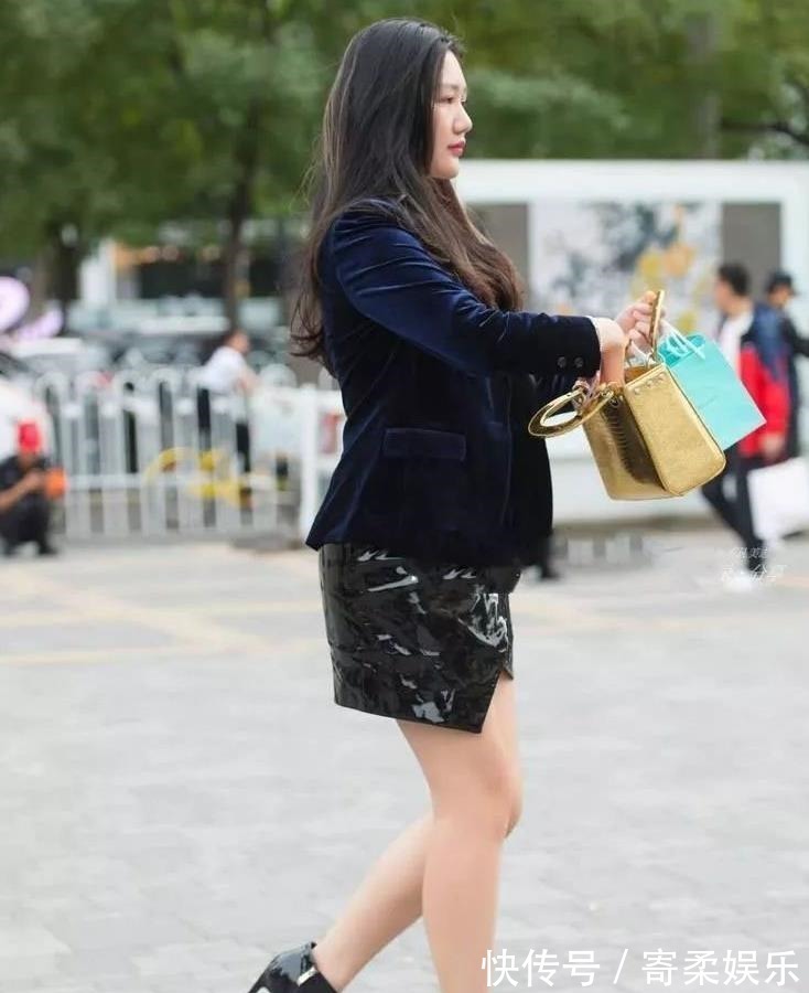 外衣 非常有气质的北方姑娘,虽然有点小肚子,但走在街上依然那么亮眼