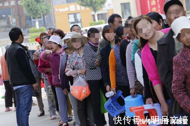 妈妈|“妈妈,为什么她能插队?”父母的回答,影响孩子的未来