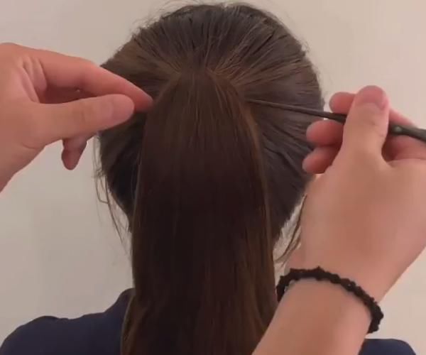 女孩编完一款单马尾发型后,居然神似二次元人物,网友:真的被惊艳到了