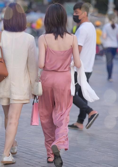 粉色真丝套装外搭白色针织衫，质感轻薄，高级优雅