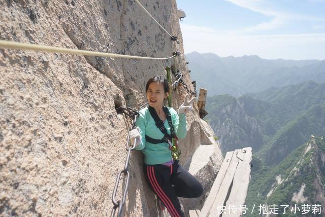 中年|在华山旅游，不要随便体验长空栈道，游客：不听劝的大多后悔了！