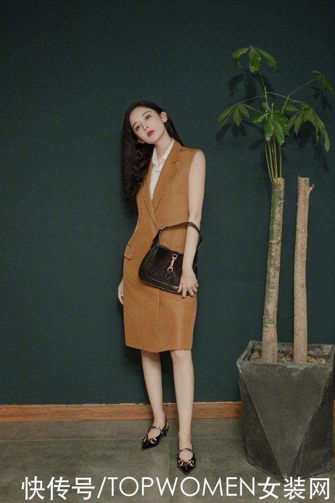 娜扎衣品太绝了！穿上个性复古的裙装搭配个性短发，自带撩人气息