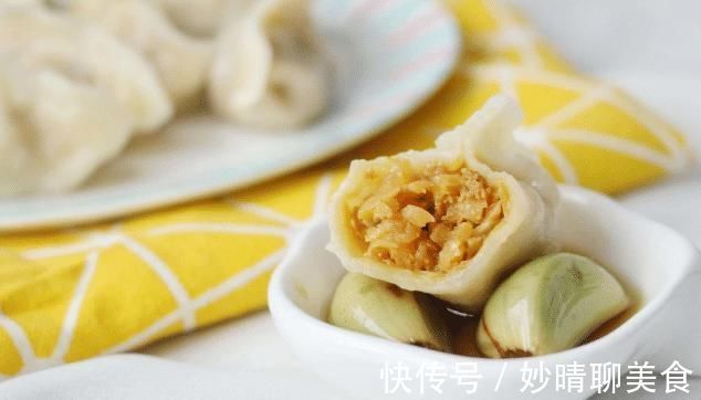 冬天吃酸菜馅饺子,学会正确的调馅方法,饺子味香纯正,特别好吃