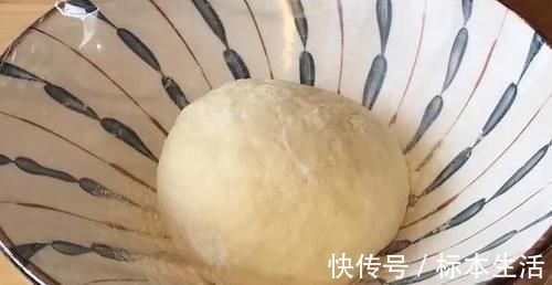 油饼|早餐不要出去买了，面粉里加1个鸡蛋，筷子一搅，2分钟就能吃