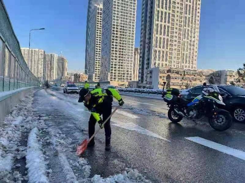 道路保障|迎接早高峰，济南交警清晨6点多就上岗进行道路保障