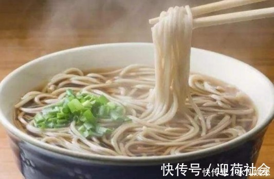 煮面条时，冷水下锅还是开水下锅想要筋道爽滑，大厨牢记3点