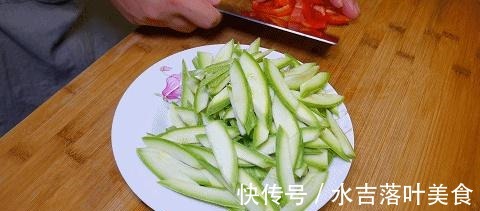 西葫芦炒鸡蛋，地道家常菜，教你百吃不厌的做法，鲜香又美味！