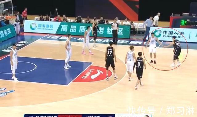 |搞笑!CBA后卫和对手握手致意后,还要出手,结果投出三不沾