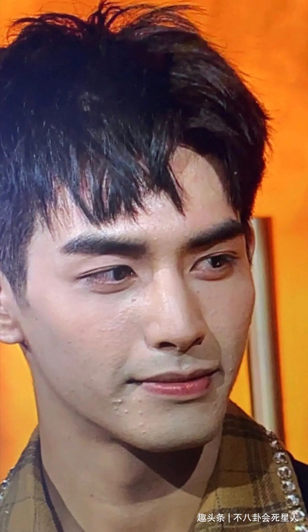 宋茜|金鹰开幕事故多汪涵主持团假唱,巨大黑影挡镜,关晓彤尴尬接话