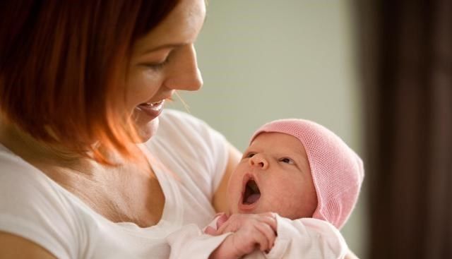 母亲|宝妈过度溺爱孩子，8岁了坚持喂母乳，网友：这是在养个巨婴吗