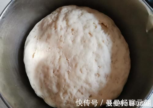 70岁的老妈蒸馒头有一手，这2步学会了光滑暄软特好吃，收藏试试