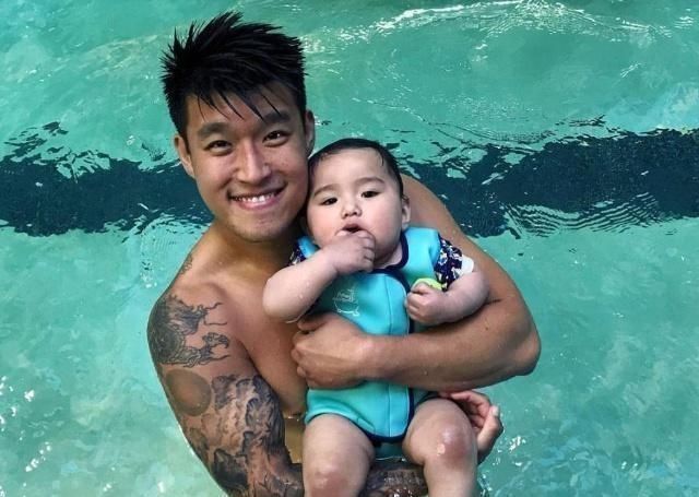 成年人|父母痴迷健身,孩子一岁腹肌线条明显,这怕是成年人都比不了吧