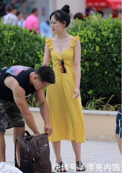 自然|橘黄色连连衣裙搭配黑色拖鞋,随意自然,仙气四溢