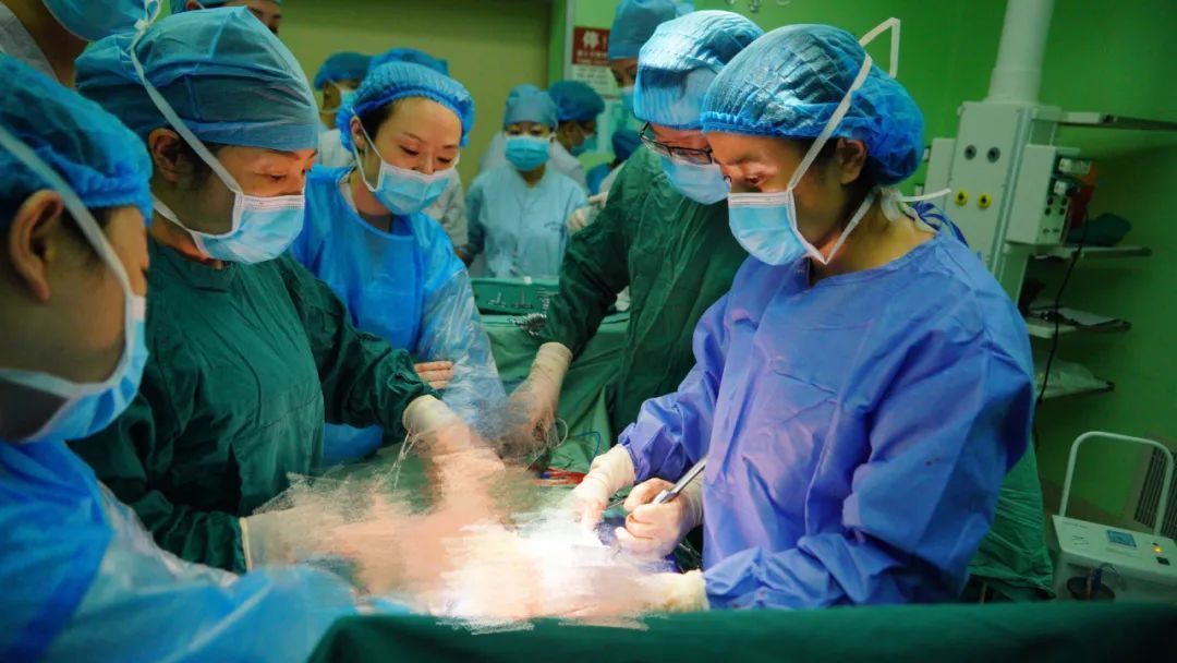 胎儿|世界罕见!胎儿在腹腔内生长了28周后出生了